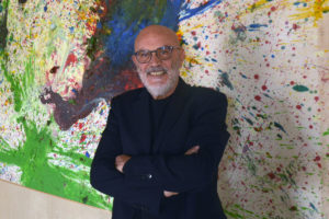 Giuseppe Morra davanti a un’opera di Shimamoto, ph. Fabio Donato © Fondazione Morra