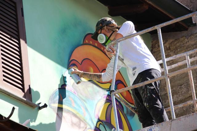 Un nuovo murales di SteReal colora Sant'Angelo il Paese delle Fiabe