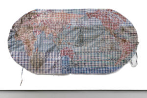 Dan Halter, Rifugiato Mappa del Mondo (China-centric), 2019 borsa di plastica intrecciata ritrovata e modificata, courtesy l’artista e Osart Gallery, Milano
