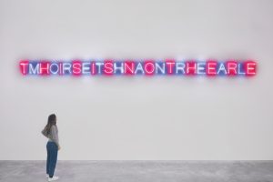 Maurizio Nannucci, This is not here / More than real, 2021, neon in vetro Murano di colore blu e rosso. Courtesy: Galleria Enrico Astuni